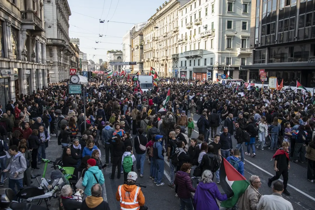 Milano si ferma per Gaza: 30 mila in corteo, studenti e sindacati invadono la città. Blocchi, cori e bandiere palestinesi\n