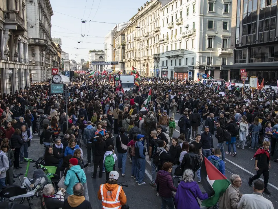 Milano si ferma per Gaza: 30 mila in corteo, studenti e sindacati invadono la città. Blocchi, cori e bandiere palestinesi