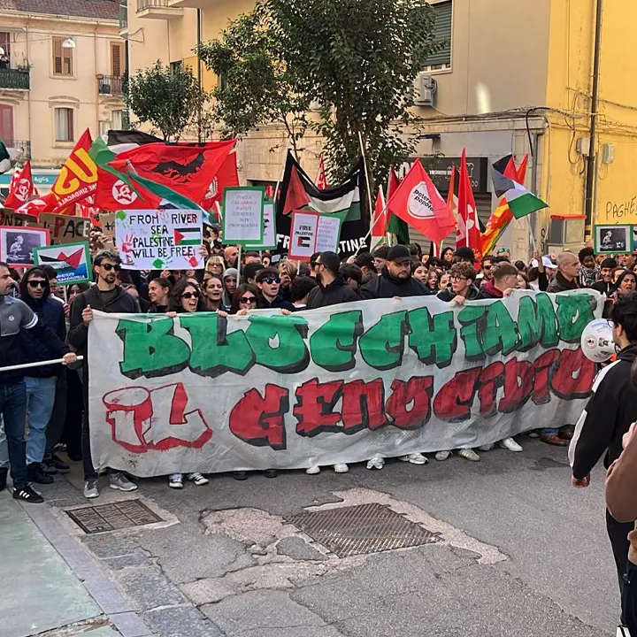 Sciopero generale, quasi cinquemila a Cosenza per la Palestina. Corteo pacifico e colorato: «Grande risposta»