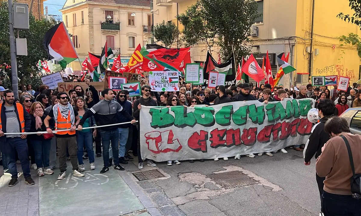 Sciopero generale, quasi cinquemila a Cosenza per la Palestina. Corteo pacifico e colorato: «Grande risposta»