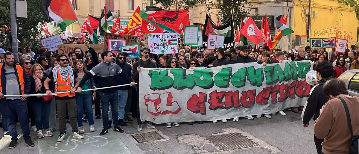 Sciopero generale, quasi cinquemila a Cosenza per la Palestina. Corteo pacifico e colorato: «Grande risposta»