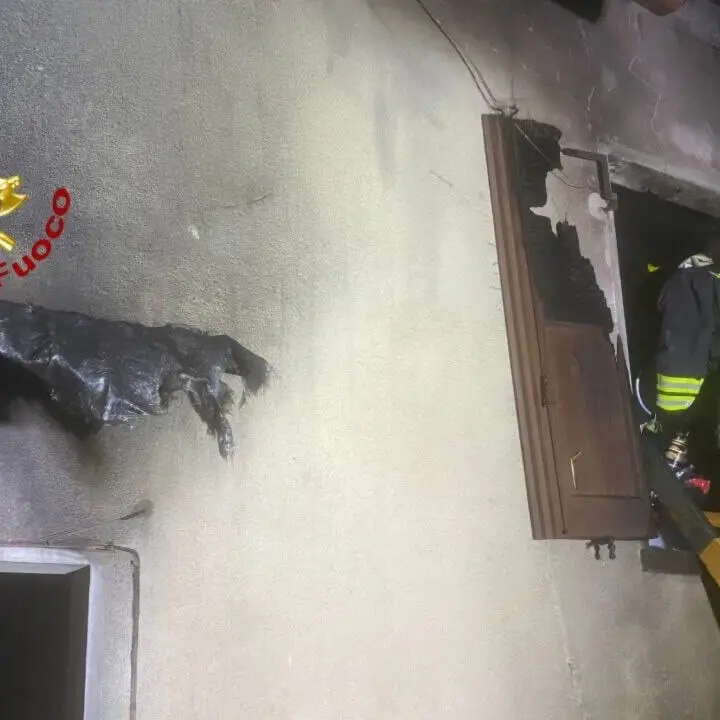 Appartamento in fiamme a Rossano: paura in via Calabria\n