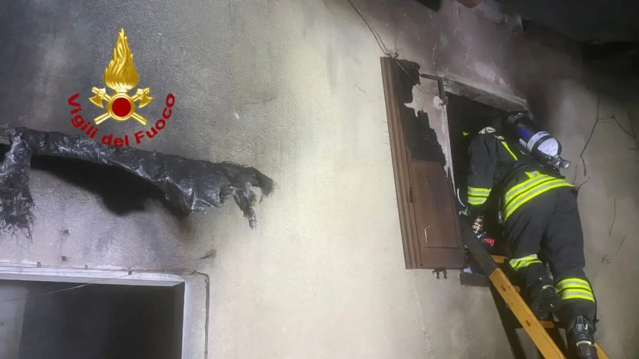 Appartamento in fiamme a Rossano: paura in via Calabria\n