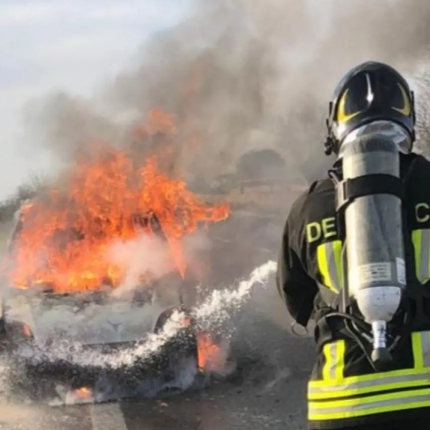 Longobucco, auto in fiamme: intossicati padre e figlia\n