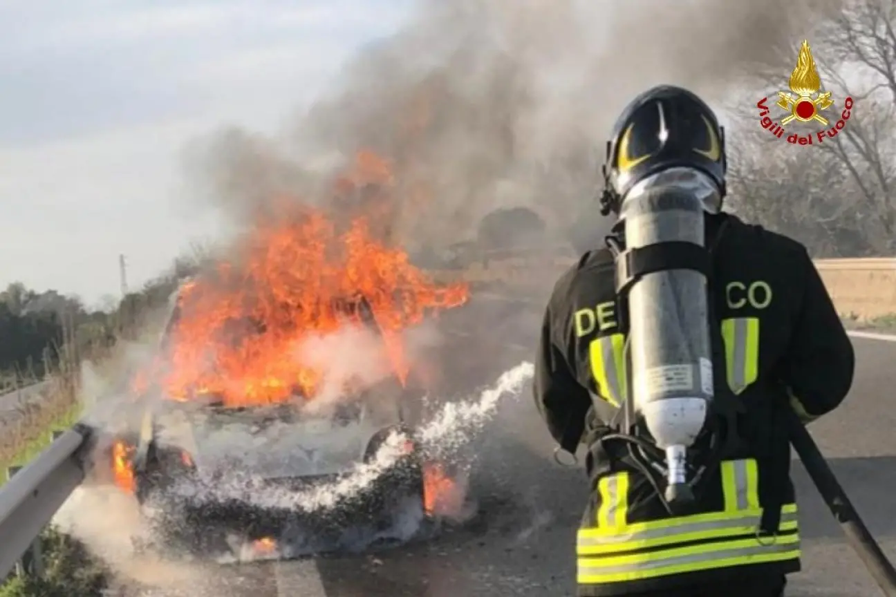 Longobucco, auto in fiamme: intossicati padre e figlia\n