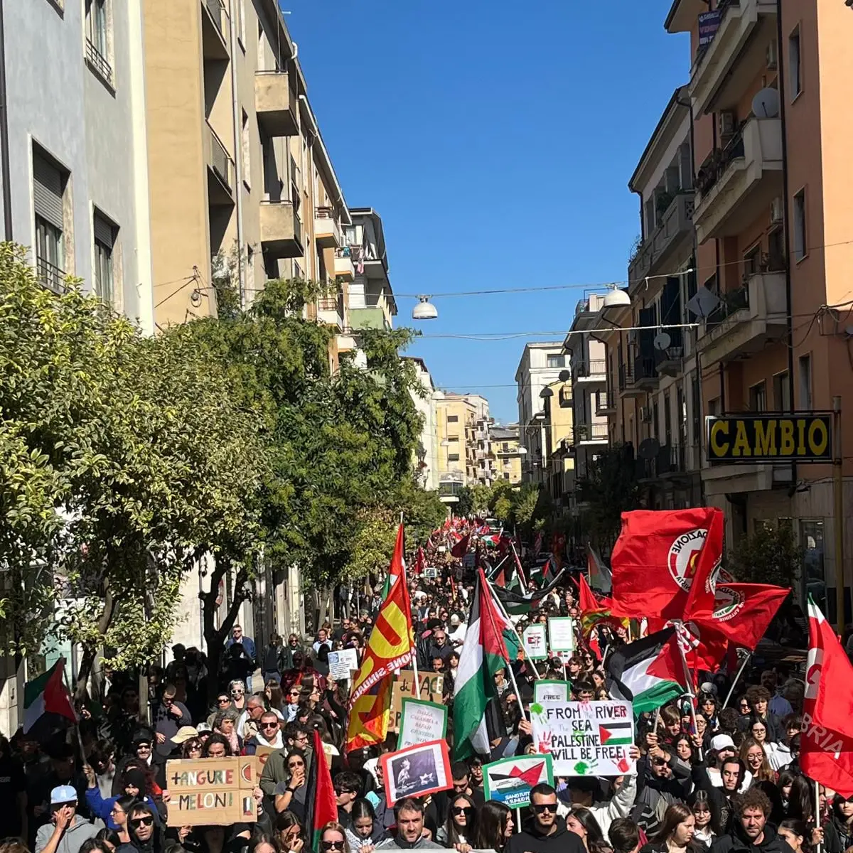 Sciopero generale, quasi cinquemila a Cosenza per la Palestina. Corteo pacifico e colorato: «Grande risposta»