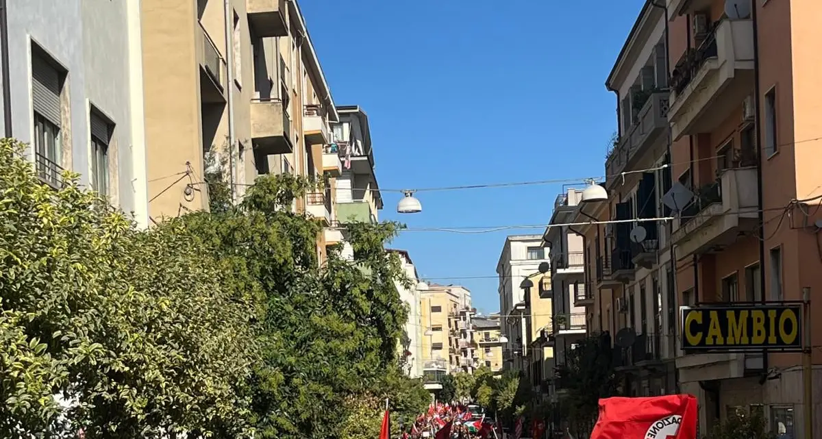 Sciopero generale, quasi cinquemila a Cosenza per la Palestina. Corteo pacifico e colorato: «Grande risposta»