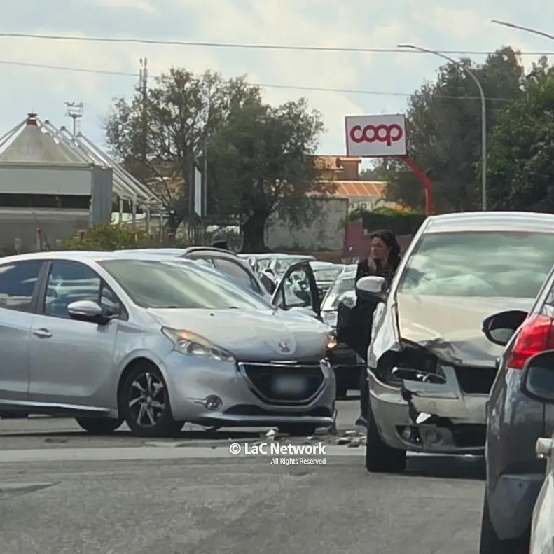 Incidente sulla statale 18 a Vibo: scontro tra due auto, traffico in tilt