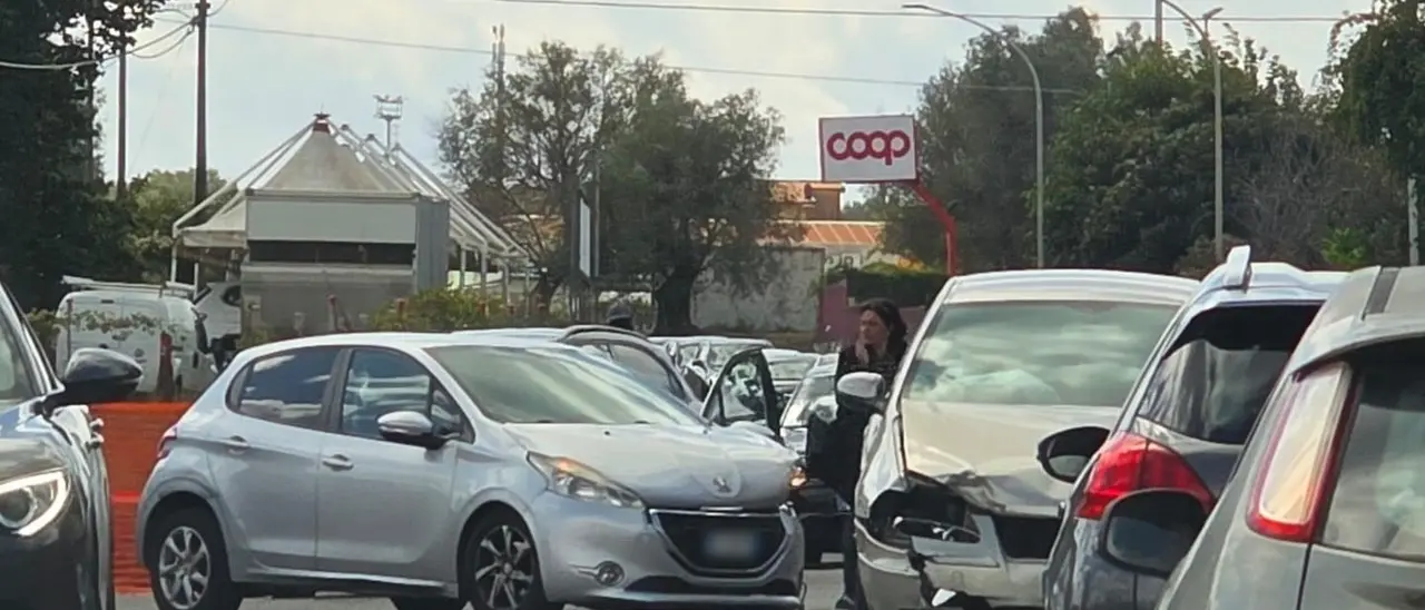 Incidente sulla statale 18 a Vibo: scontro tra due auto, traffico in tilt