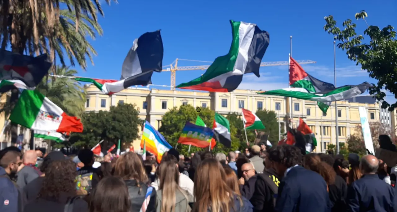 Per Gaza e per la Flotilla,\u00A0più di 2 milioni di persone in 100 piazze. In Calabria oltre 15mila\u00A0in strada\n