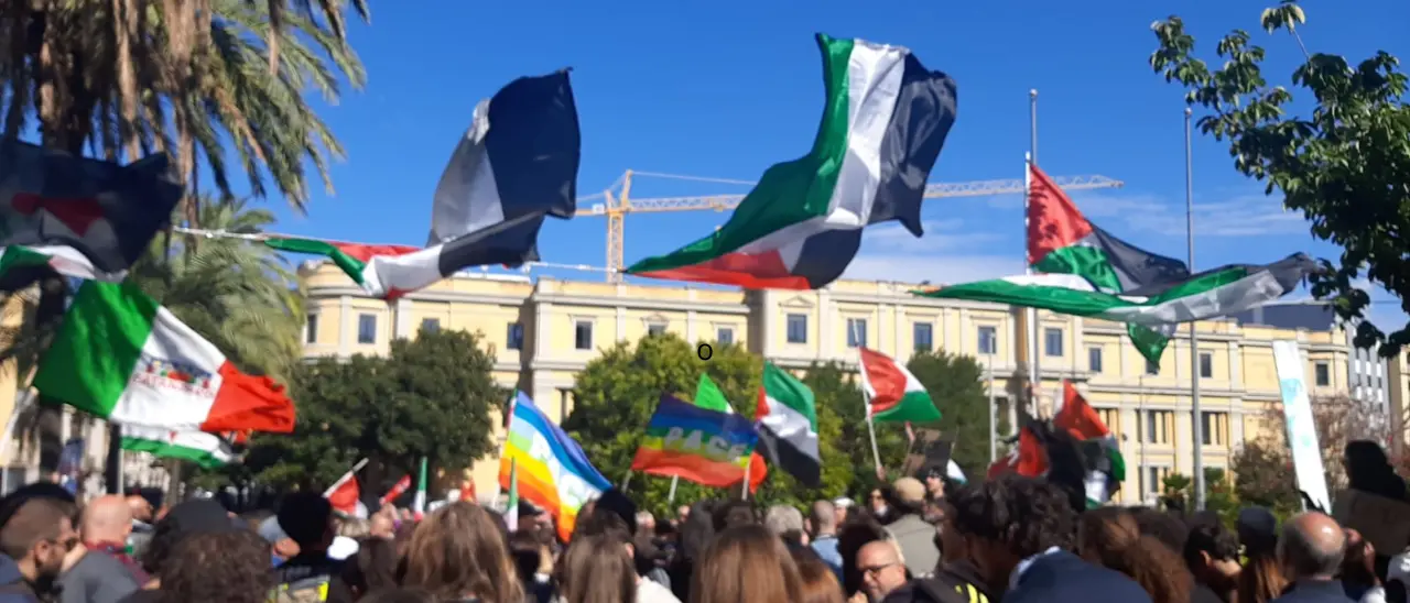 Per Gaza e per la Flotilla,\u00A0più di 2 milioni di persone in 100 piazze. In Calabria oltre 15mila\u00A0in strada\n