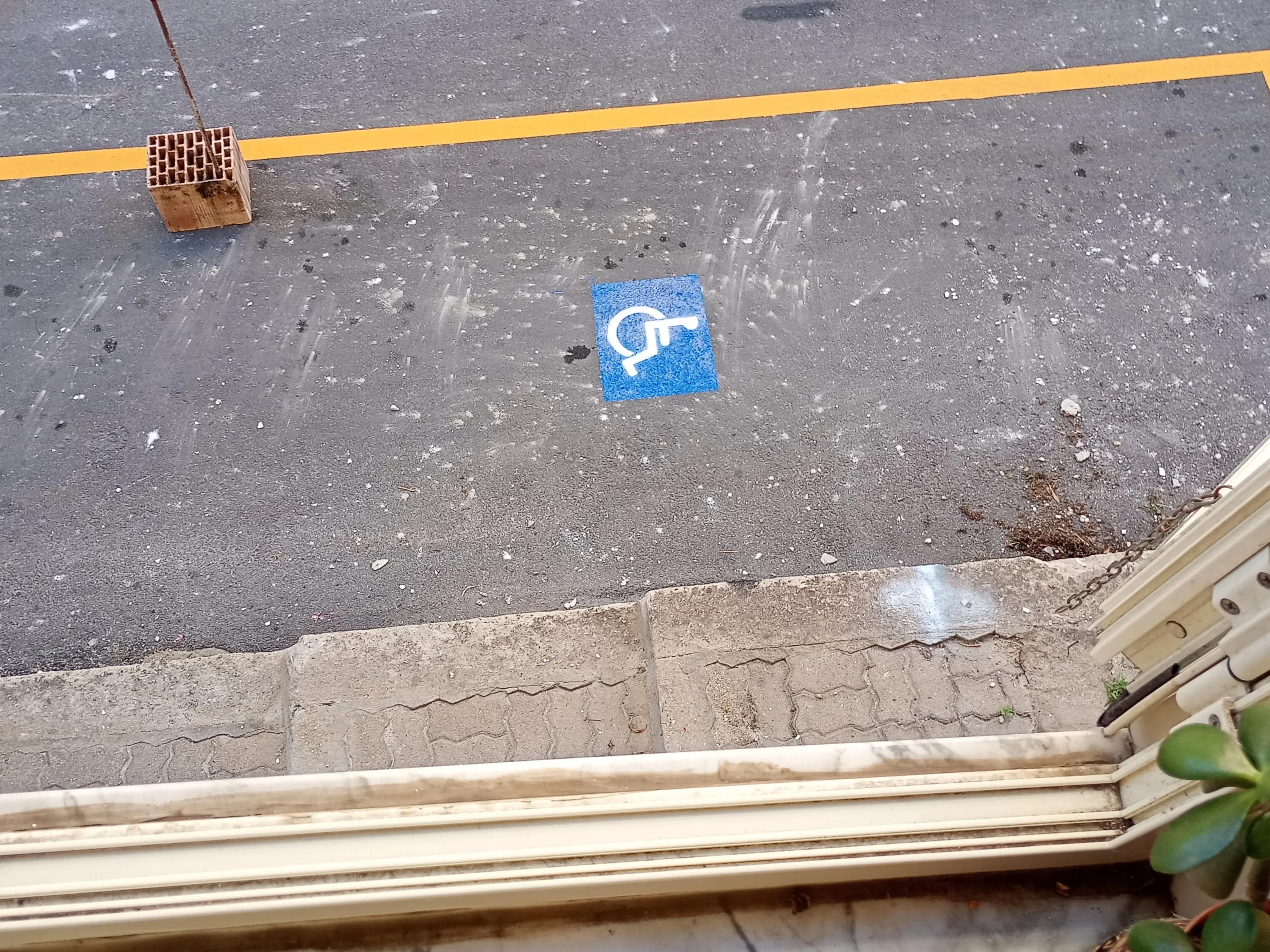 Più di 4 mesi di attesa, tasse già pagate e 2 cadute: l’ex carabiniere disabile ottiene finalmente l’area di sosta davanti casa a Tropea