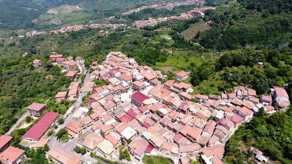 <p>Una veduta su Polia</p>\\n