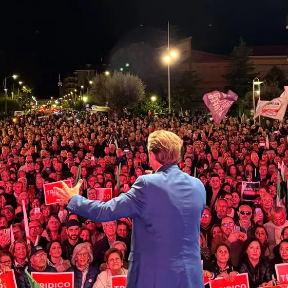 Tridico rilancia: «In sanità 3.200 assunzioni». Conte e Schlein: «Poche ore per cambiare la Calabria»\n