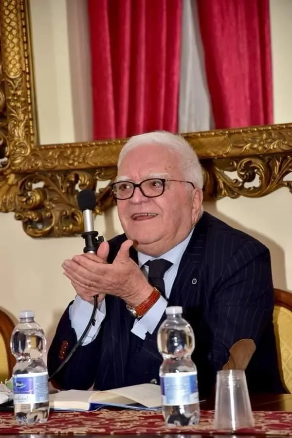 Dalle aule di paese alla Rai, tra politica e incontri decisivi: il racconto di una vita votata al giornalismo\n