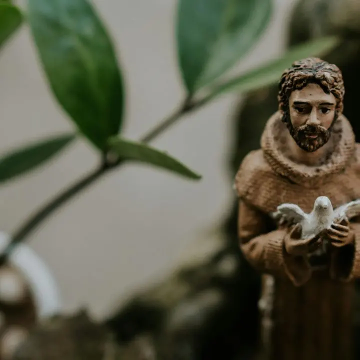 San Francesco d’Assisi, la fede luminosa del santo che parla ancora al mondo: l’Italia gli dedica una festa nazionale il 4 ottobre\n