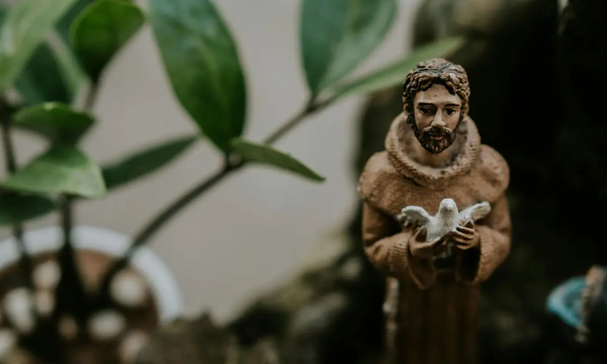 San Francesco d’Assisi, la fede luminosa del santo che parla ancora al mondo: l’Italia gli dedica una festa nazionale il 4 ottobre\n