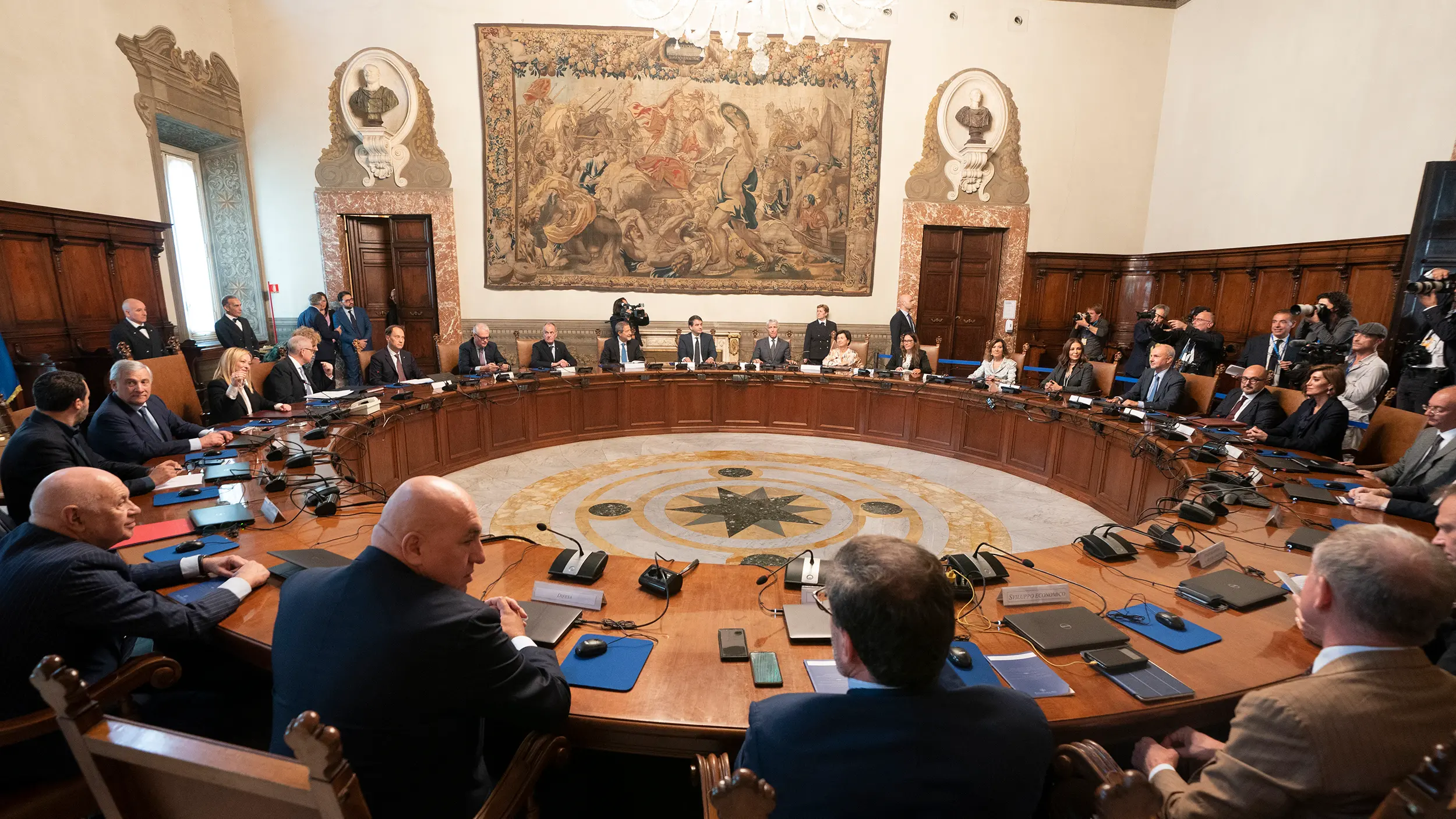 <p>Palazzo Chigi, riunione del Consiglio dei ministri (foto: repertorio Ufficio stampa Presidenza del Consiglio dei ministri)</p>\\n