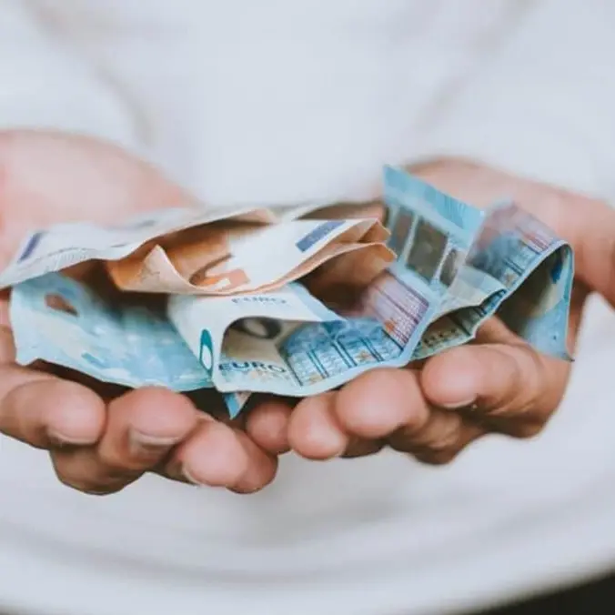 Quattro italiani su dieci vivono con l’incubo del carovita: stipendi fermi, prezzi alle stelle e famiglie sempre più in affanno\n