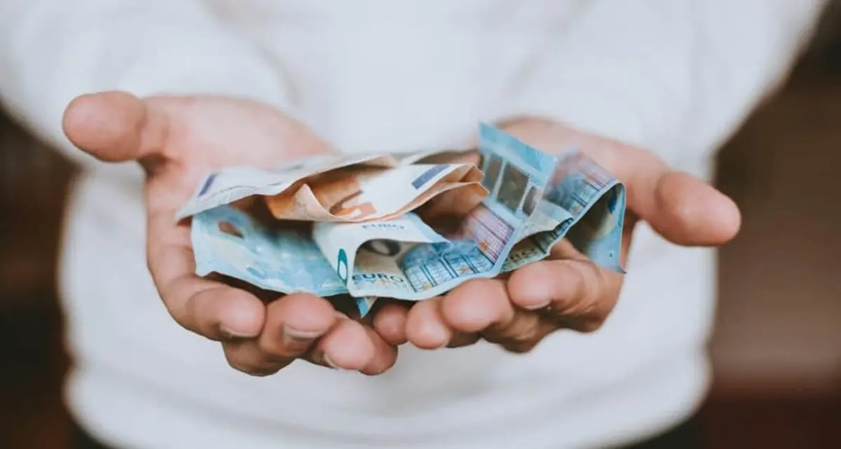 Quattro italiani su dieci vivono con l’incubo del carovita: stipendi fermi, prezzi alle stelle e famiglie sempre più in affanno\n