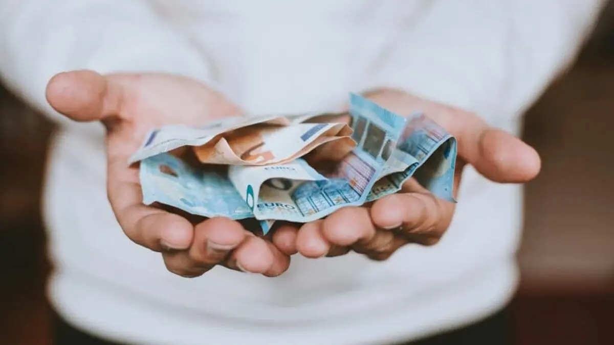 Quattro italiani su dieci vivono con l’incubo del carovita: stipendi fermi, prezzi alle stelle e famiglie sempre più in affanno\n