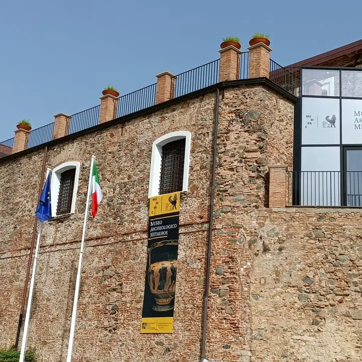 Un viaggio in versi nella storia, la domenica speciale del Museo Mètauros\n