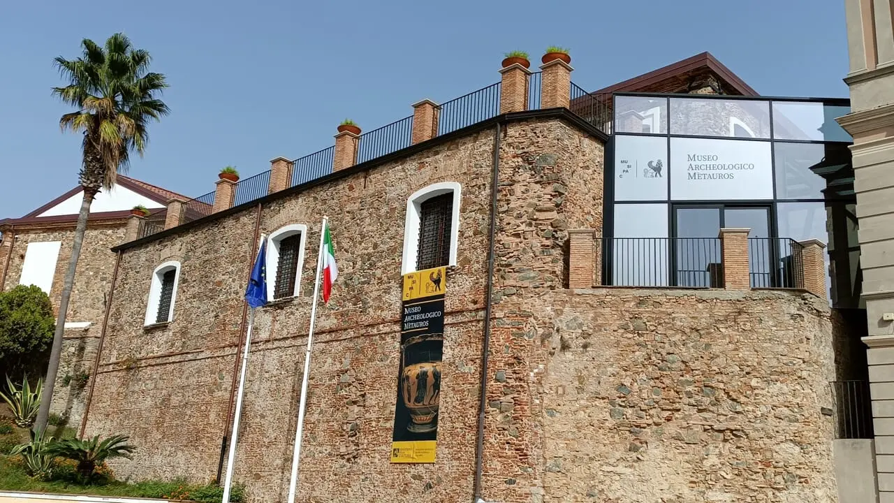 Un viaggio in versi nella storia, la domenica speciale del Museo Mètauros\n