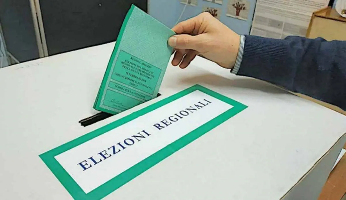 Il voto come un Natale fuori stagione: la Calabria dove le elezioni accendono speranze e illusioni\n