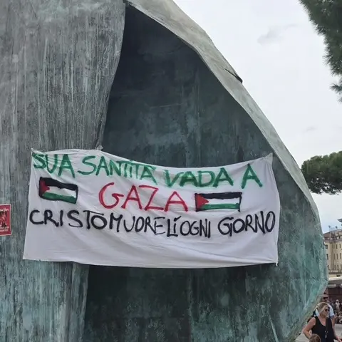 Roma, imbrattata la statua di Papa Giovanni Paolo II con falce e martello e la scritta 'fascista'\n