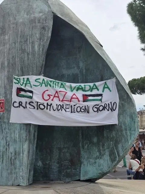 Roma, imbrattata la statua di Papa Giovanni Paolo II con falce e martello e la scritta 'fascista'\n