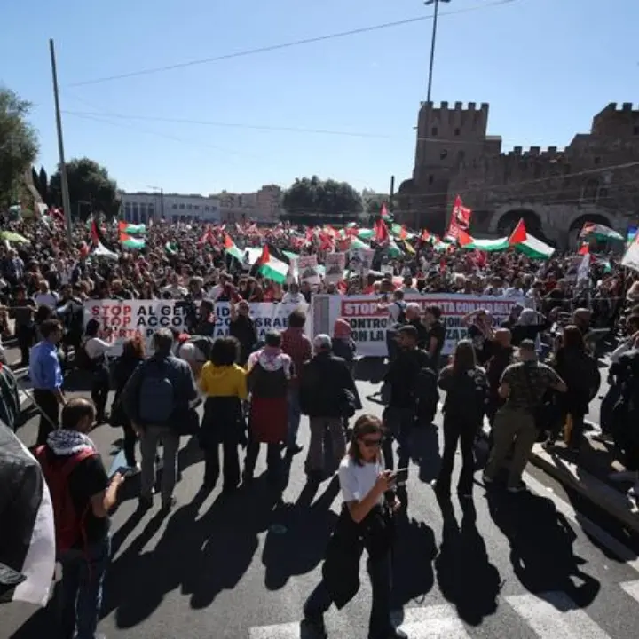 Roma, un milione in corteo per Gaza: blindata la Capitale, tra bandiere, cori e massima allerta sicurezza\n