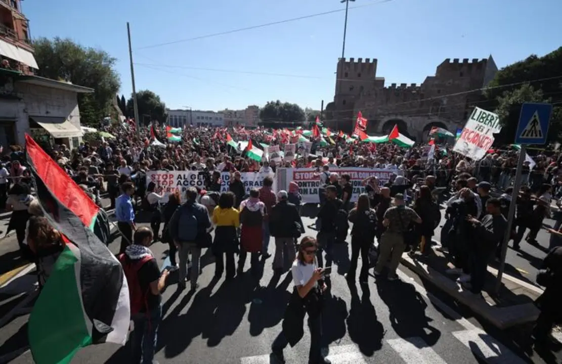 Roma, un milione in corteo per Gaza: blindata la Capitale, tra bandiere, cori e massima allerta sicurezza\n