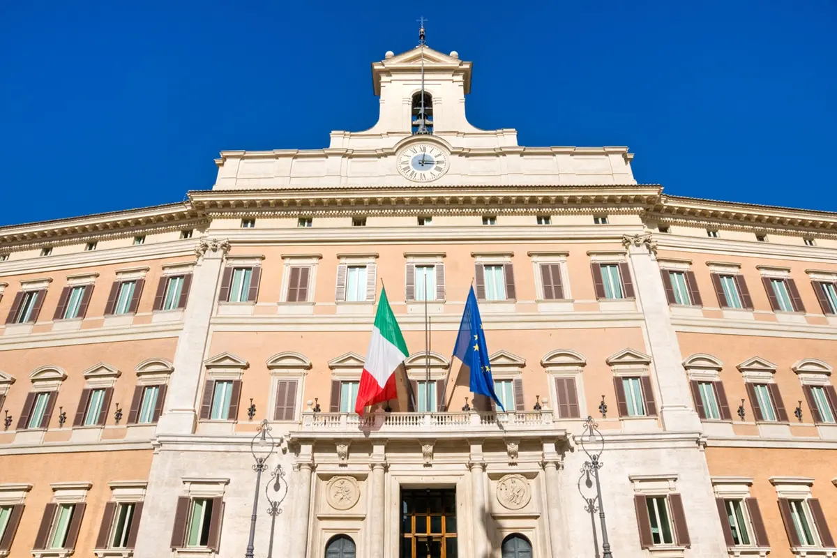La democrazia “bipolare” in Italia: tra slogan vuoti\u00A0e un confronto politico ridotto a scontro quotidiano\n