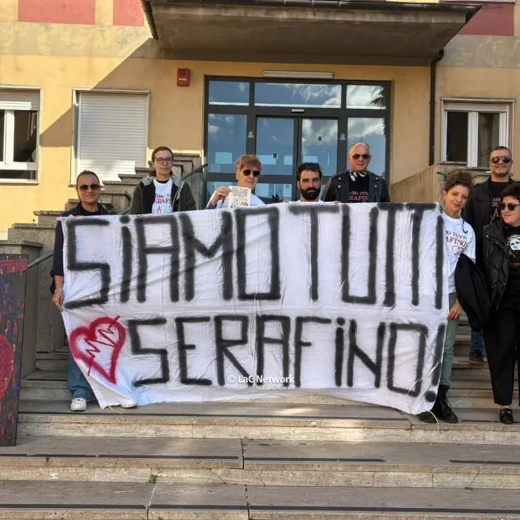 Morte Serafino Congi, la mamma e la moglie davanti all’ospedale di San Giovanni in Fiore: «Nove mesi senza verità»\n