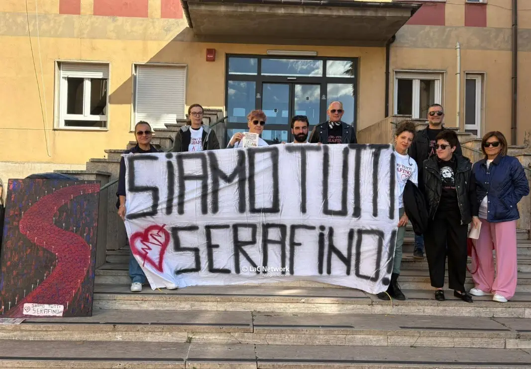 Morte Serafino Congi, la mamma e la moglie davanti all’ospedale di San Giovanni in Fiore: «Nove mesi senza verità»\n