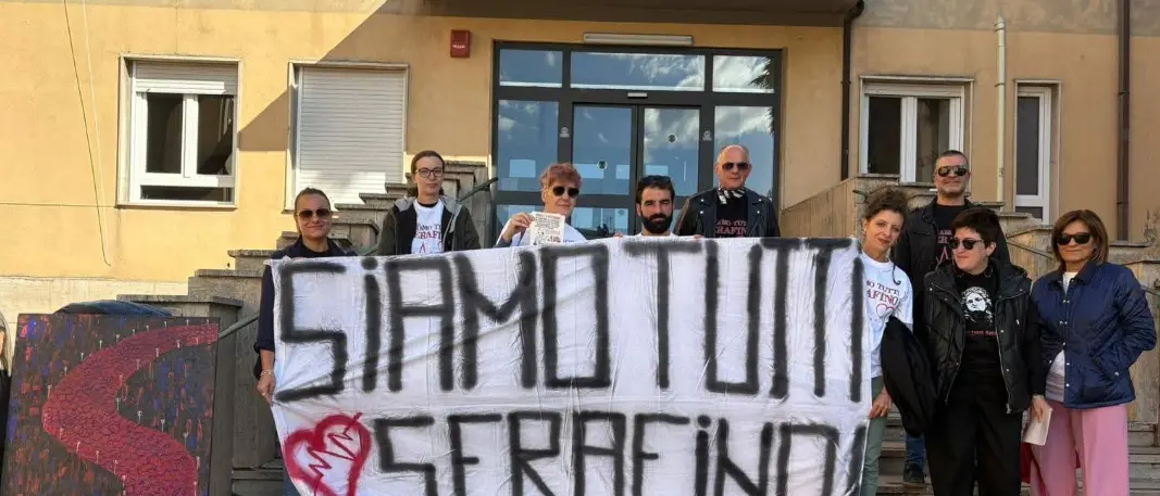 Morte Serafino Congi, la mamma e la moglie davanti all’ospedale di San Giovanni in Fiore: «Nove mesi senza verità»\n