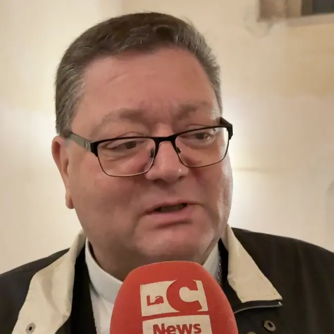 Anno scolastico, monsignor Aloise agli studenti: «Un voto non definisce il vostro valore»\n