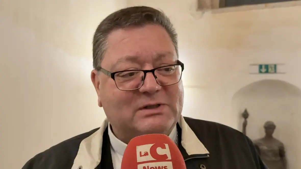 <p>L’arcivescovo Maurizio Aloise rivolge il messaggio agli studenti</p>\\n