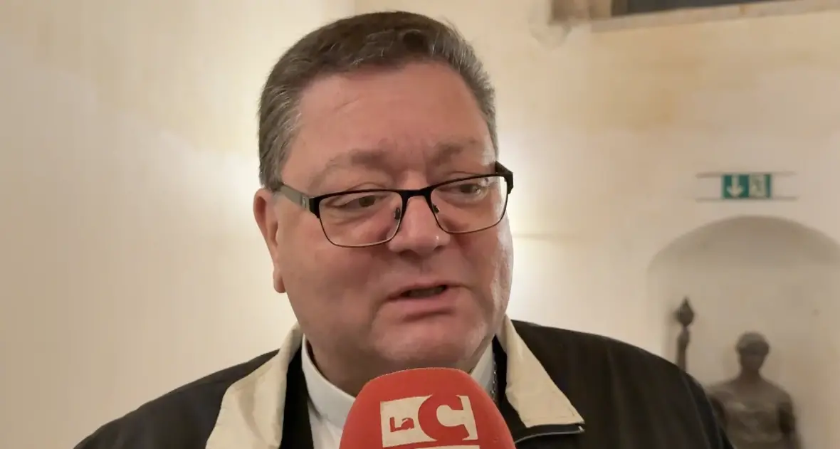 Anno scolastico, monsignor Aloise agli studenti: «Un voto non definisce il vostro valore»\n