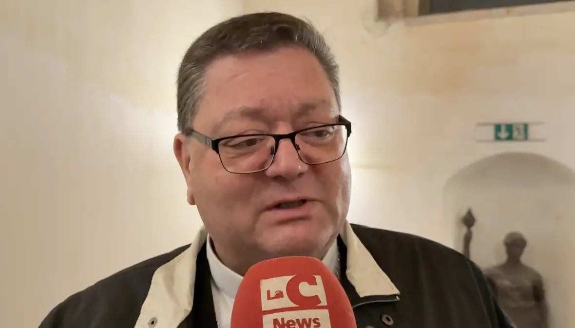 Anno scolastico, monsignor Aloise agli studenti: «Un voto non definisce il vostro valore»\n