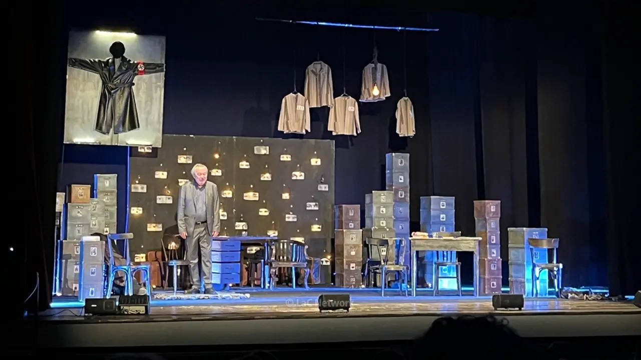 <p>Remo Girone lo scorso anno sul palco del teatro Manfroce di Palmi</p>\\n