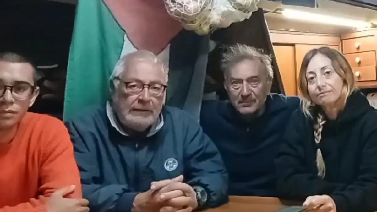 <p>L&#39;equipaggio della Al-Awda con i mezzo (da sx) Dario Liotta e Nando Primerano</p>\\n