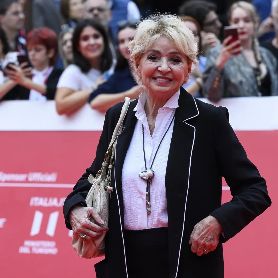 Enrica Bonaccorti rompe il silenzio: «Ho un tumore, ma non farò più lo struzzo: voglio volare di nuovo»\n