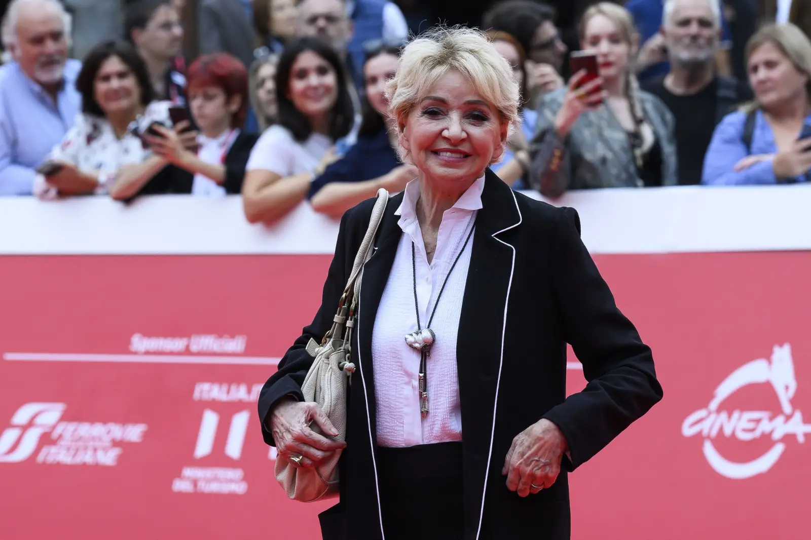 Enrica Bonaccorti rompe il silenzio: «Ho un tumore, ma non farò più lo struzzo: voglio volare di nuovo»\n