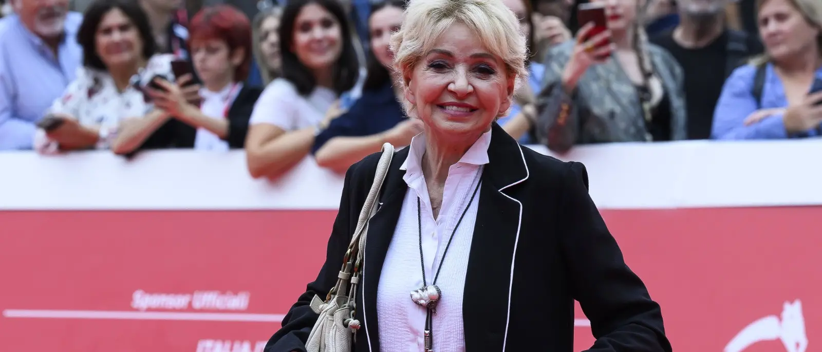 Enrica Bonaccorti rompe il silenzio: «Ho un tumore, ma non farò più lo struzzo: voglio volare di nuovo»\n