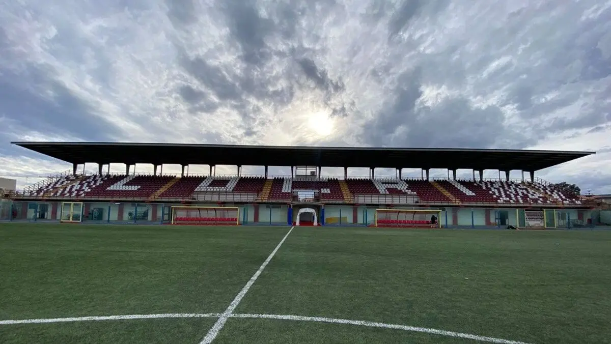 Paura durante il derby Siderno-Locri, calciatore ha un malore e si accascia a terra