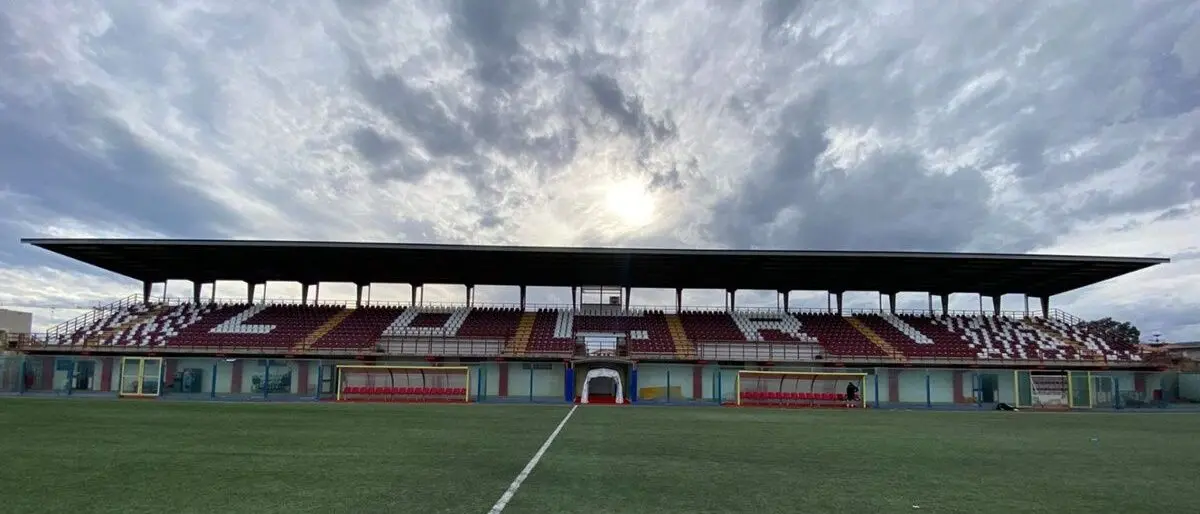 Paura durante il derby Siderno-Locri, calciatore ha un malore e si accascia a terra