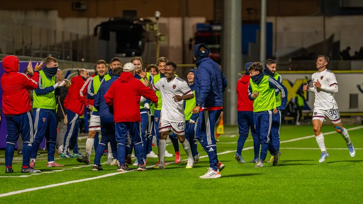 Il Cosenza festeggia il gol del pari di Kouan (foto Annalisa Lavista)