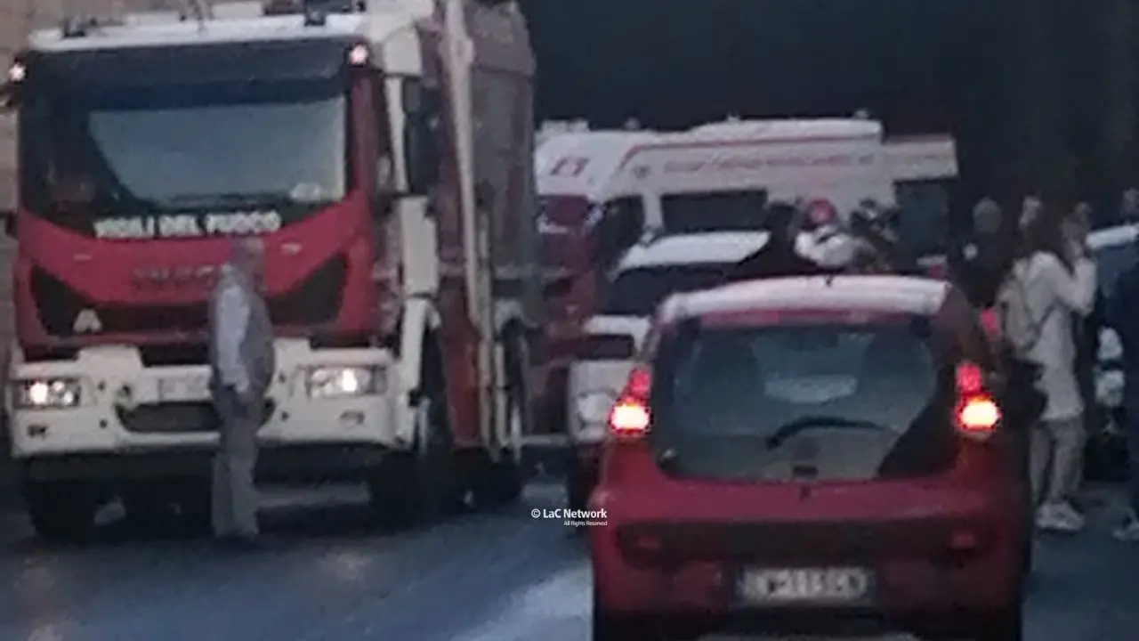 Catanzaro, scontro tra due auto in un sottopasso: in gravi condizioni uno dei conducenti\n