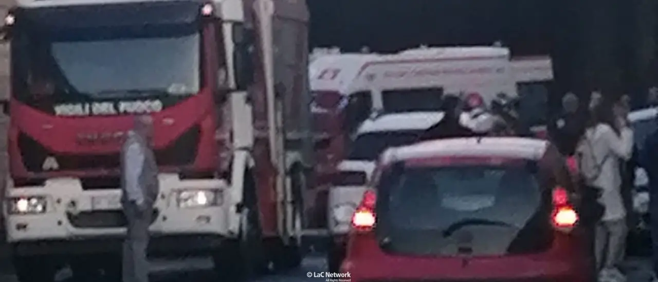 Catanzaro, scontro tra due auto in un sottopasso: in gravi condizioni uno dei conducenti\n